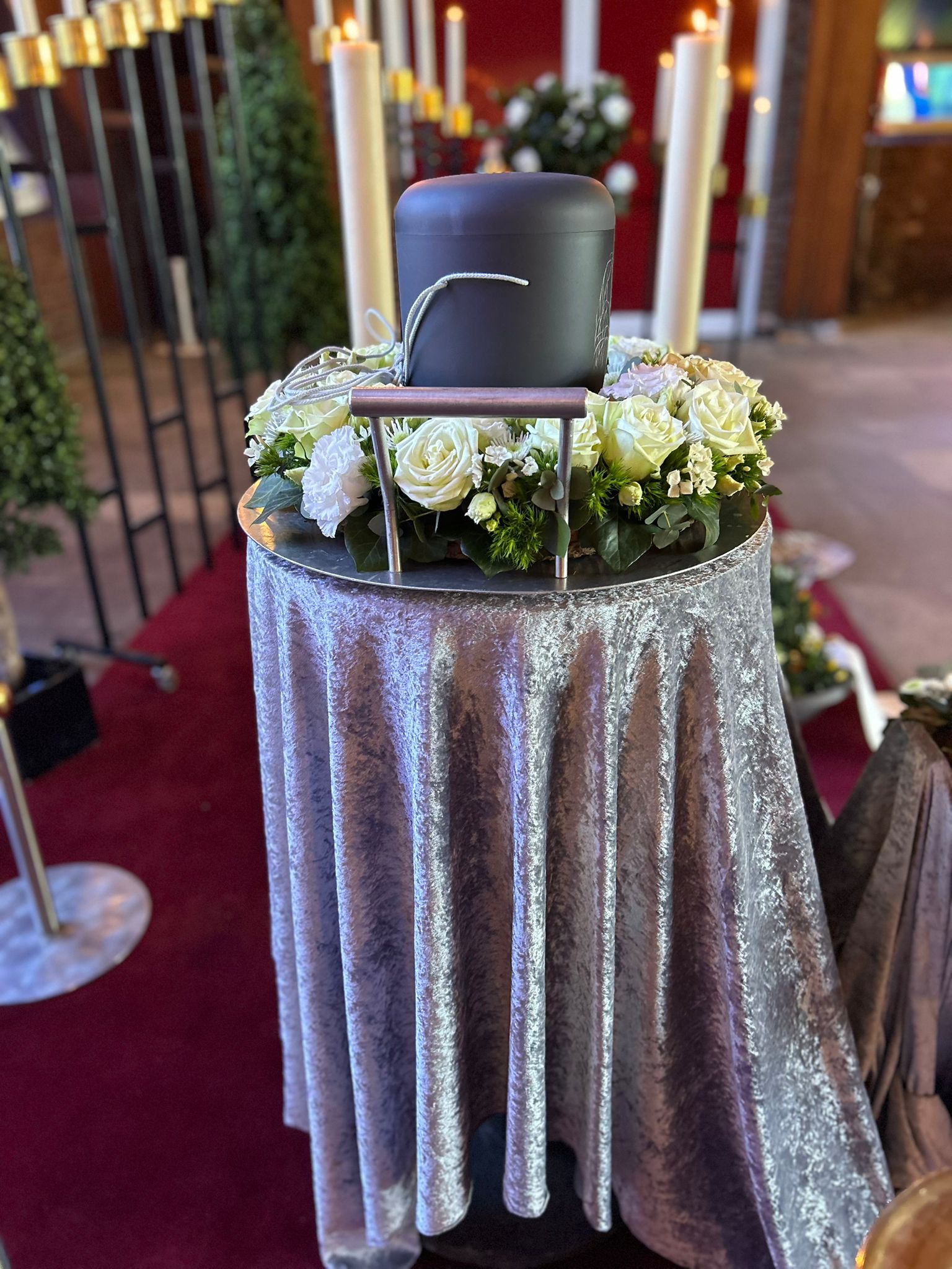 Urne mit weißen Rosen